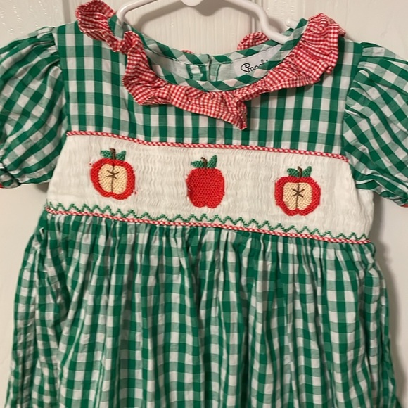 SMOCKINGBIRD - 2t green & white checked with apples - trimmed with red. - Picture 2 of 9